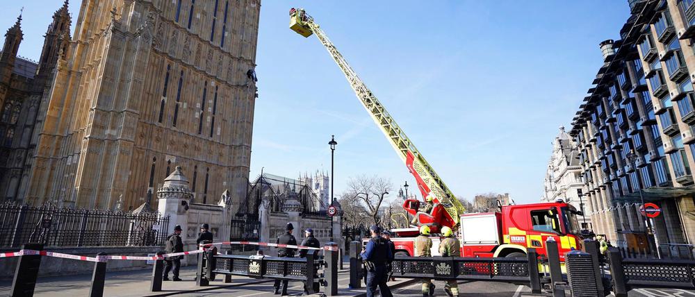 Großeinsatz in London: Ein Mann ist auf den Turm mit der Glocke Big Ben geklettert.
