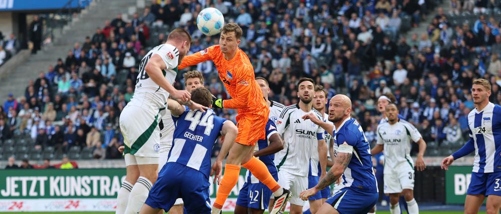 Den Schreck im Blick. Herthas Torhüter Tjark Ernst segelte vor dem 0:1 unter dem Ball hindurch.