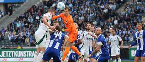 Den Schreck im Blick. Herthas Torhüter Tjark Ernst segelte vor dem 0:1 unter dem Ball hindurch.