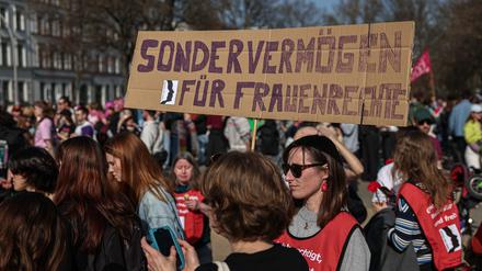 Ein Teilnehmerin hält ein Schild mit der Aufschrift „Sondervermögen für Frauenrechte“ auf der Demonstration «Feministische Demo zum Internationalen Frauentag». 