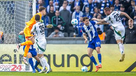 Schalke trifft zur Führung im Berliner Olympiastadion. 