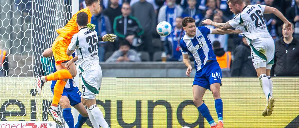 Schalke trifft zur Führung im Berliner Olympiastadion.