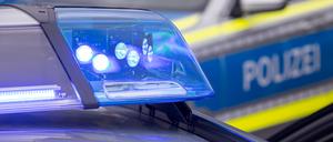 Ein Blaulicht auf dem Dach eines Polizeifahrzeugs. (Symbolbild)