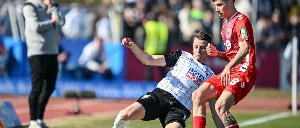 Kampf und Krampf: Der SSV Ulm und der 1. FC Köln zeigten bis zur Halbzeitpause kaum Spielfreude.