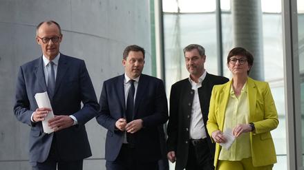 Friedrich Merz, Unions-Kanzlerkandidat und CDU Bundesvorsitzender, Lars Klingbeil, SPD-Bundesvorsitzender und SPD Fraktionsvorsitzender, Markus Söder (CSU), Ministerpräsident von Bayern und CSU Vorsitzender, sowie Saskia Esken, SPD-Bundesvorsitzende, nehmen an einer Pressekonferenz nach den Sondierungsgesprächen von Union und SPD im Bundestag teil. 