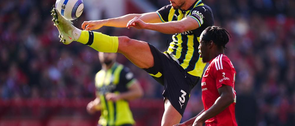 Manchester City mit Abwehrchef Ruben Dias (l) verlor das Spitzenspiel bei Nottingham Forest.