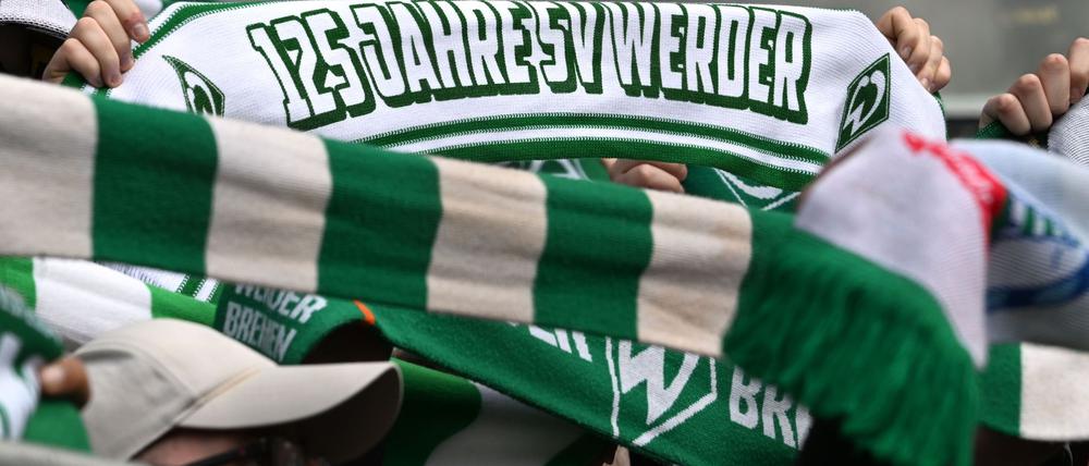 Rund 400 Fans von Werder Bremen wurden auf dem Weg zum Auswärtsspiel bei Bayer Leverkusen gestoppt.