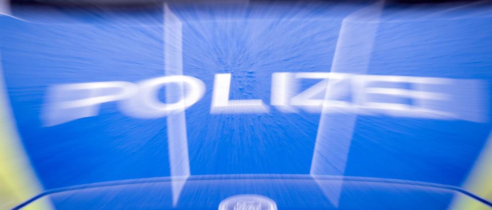 Bei Ausschreitungen nach einem Fußballspiel werden in Berlin-Lichtenberg fünf Polizeibeamte leicht verletzt und vier Fans vorläufig festgenommen. (Symbolbild)