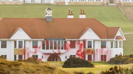 Dieses von Palestine Action zur Verfügung gestellte Foto zeigt Schmierereien am Trump Turnberry auf einem Golfplatz in South Ayrshire, der dem US-Präsidenten Trump gehört. 