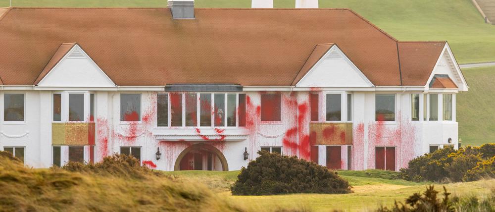 Dieses von Palestine Action zur Verfügung gestellte Foto zeigt Schmierereien am Trump Turnberry auf einem Golfplatz in South Ayrshire, der dem US-Präsidenten Trump gehört. 