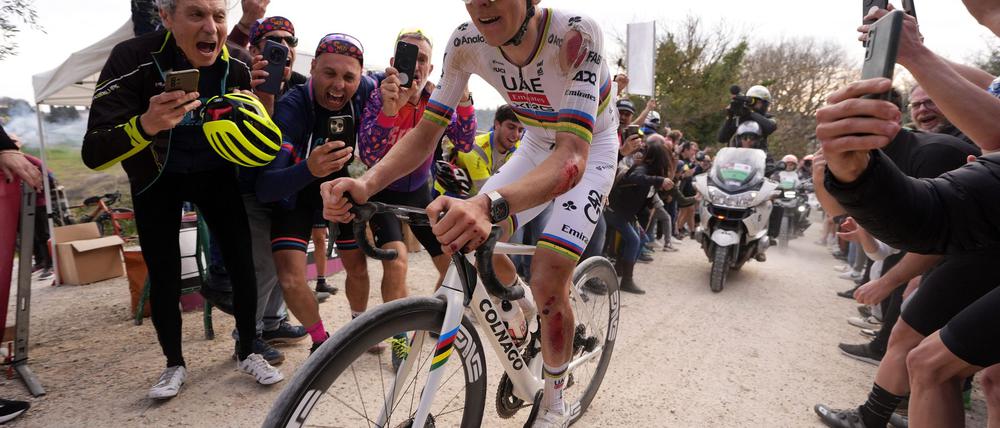 Pogacar gewinnt trotz eines Sturzes das Schotterrennen Strade Bianche.