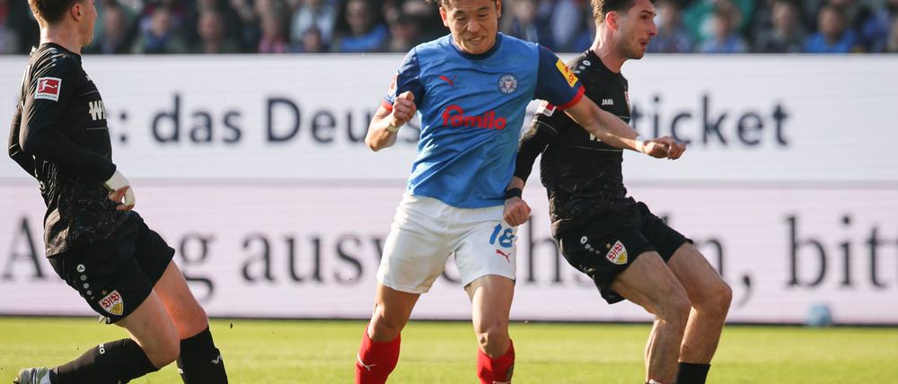 Kiels Shuto Machino (M) beim Kopfball.