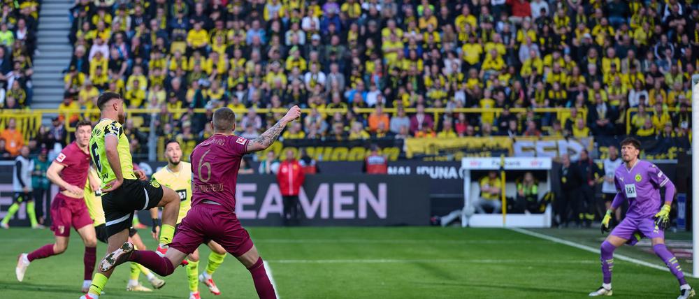 Augsburgs Gouweleeuw köpft über Kobel hinweg zur Führung