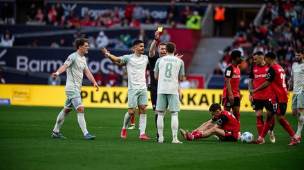 Florian Wirtz (sitzend) musste bei der Niederlage gegen Werder Bremen verletzt ausgewechselt werden.