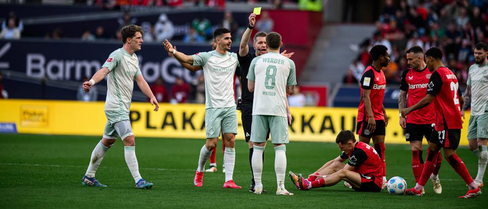Florian Wirtz (sitzend) musste bei der Niederlage gegen Werder Bremen verletzt ausgewechselt werden.