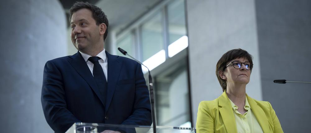 Lars Klingbeil und Saskia Esken im Bundestag beim Pressestatement