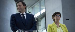 Lars Klingbeil und Saskia Esken im Bundestag