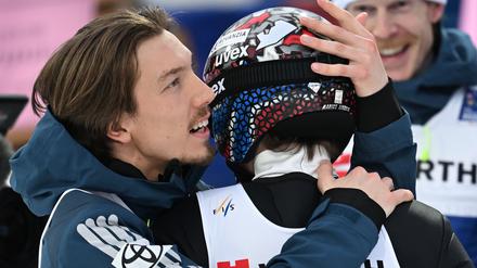 Erst glücklich, dann disqualifiziert: Johann André Forfang (l) und Marius Lindvik (r).