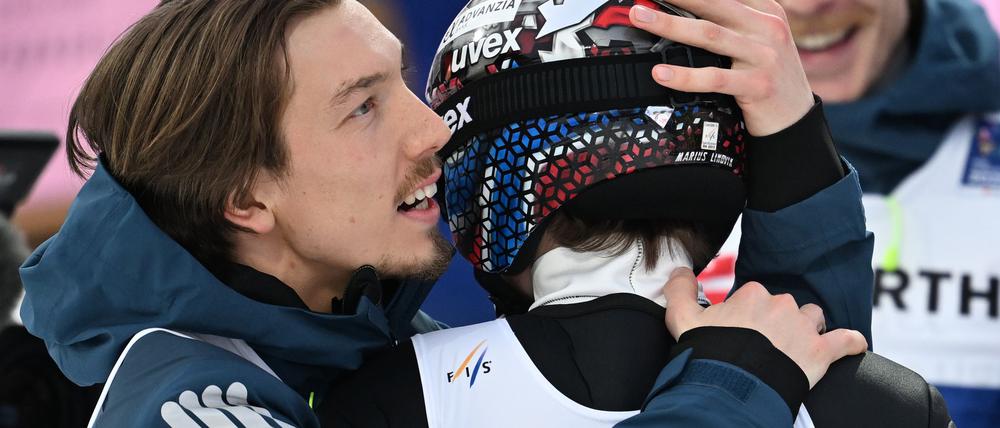 Erst glücklich, dann disqualifiziert: Johann André Forfang (l) und Marius Lindvik (r).