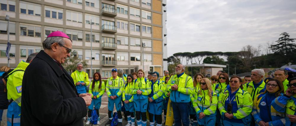 Papst Franziskus geht es nach offiziellen Angaben etwas besser.