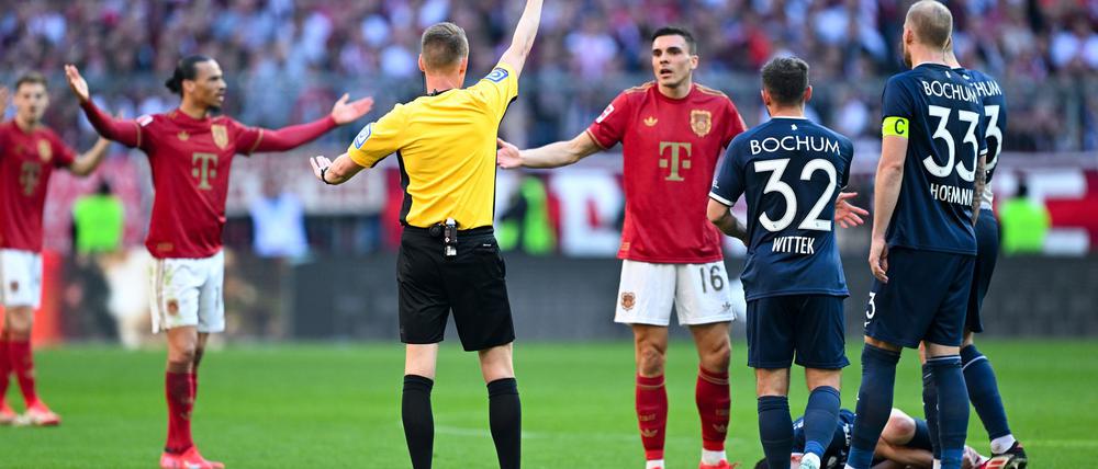 Wendepunkt: Bayern-Profi Joao Palhinha (M.) sieht gegen den VfL Bochum Rot.