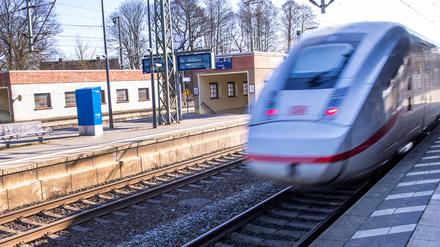 Ein ICE fährt ohne Halt durch den Bahnhof der seit mehreren Jahren von der Deutschen Bahn (DB) modernisiert wird.