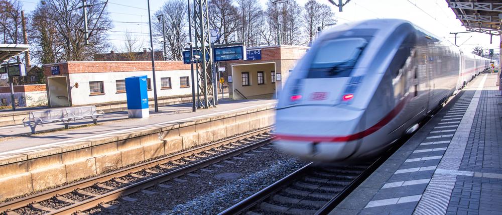 Ein ICE fährt ohne Halt durch den Bahnhof der seit mehreren Jahren von der Deutschen Bahn (DB) modernisiert wird.