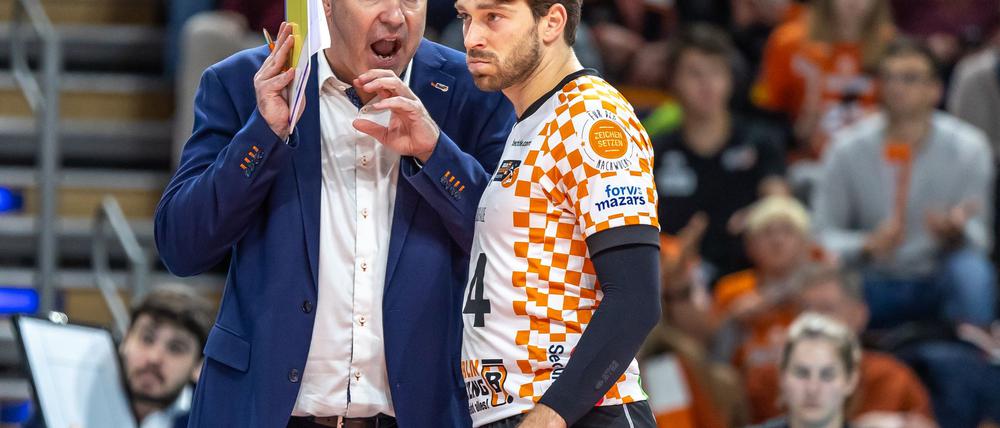 Volleys-Trainer Joel Banks (links) und Libero Kyle Dagostino