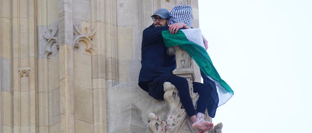 Barfuß war der Mann mit der Flagge auf den Turm geklettert.