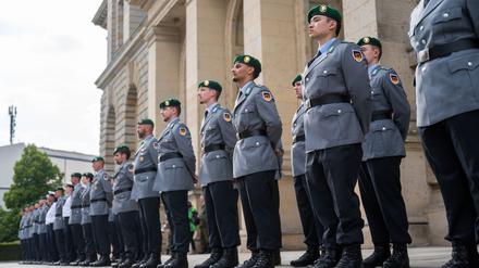 In Berlin sind im vergangenen Jahr rund 500 junge Menschen zur Bundeswehr gegangen. (Archivbild) 