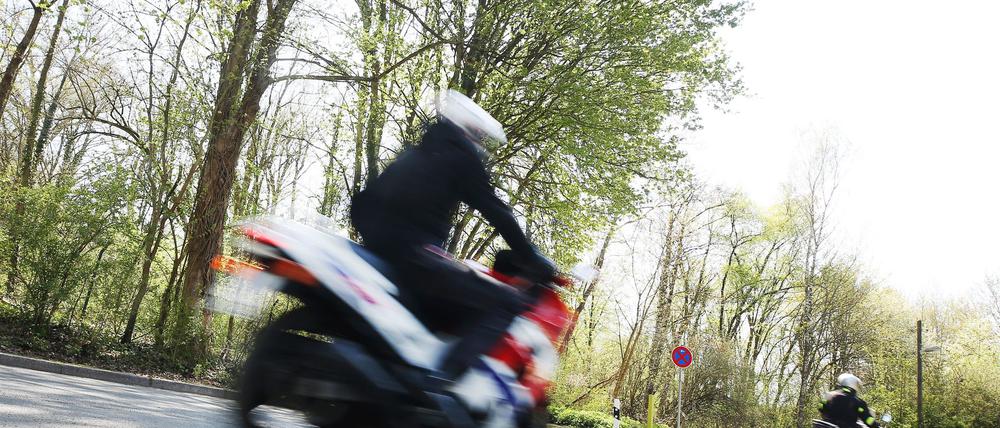 Zu Beginn der Motorradsaison werden am Wochenende viele Biker auf den Straßen erwartet. (Symbolbild)