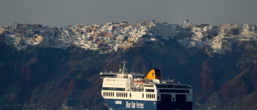 Immer mehr Menschen kehren mit den Fähren zurück nach Santorini. (Archivfoto)