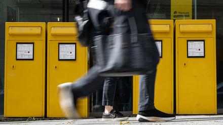 Hier stehen vier Briefkästen nebeneinander, anderswo sind sie spärlicher präsent.