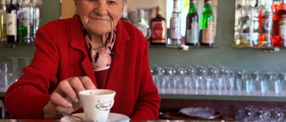 Italiens älteste Barista Anna Possi verkauft auch mit 100 noch Kaffee.
