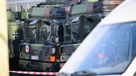 Bundeswehrfahrzeuge, von denen einige bei einem Brand in der Nacht beschädigt wurden, sind mit Absperrband markiert. Die Polizei geht von einer politisch motivierten Brandstiftung aus.