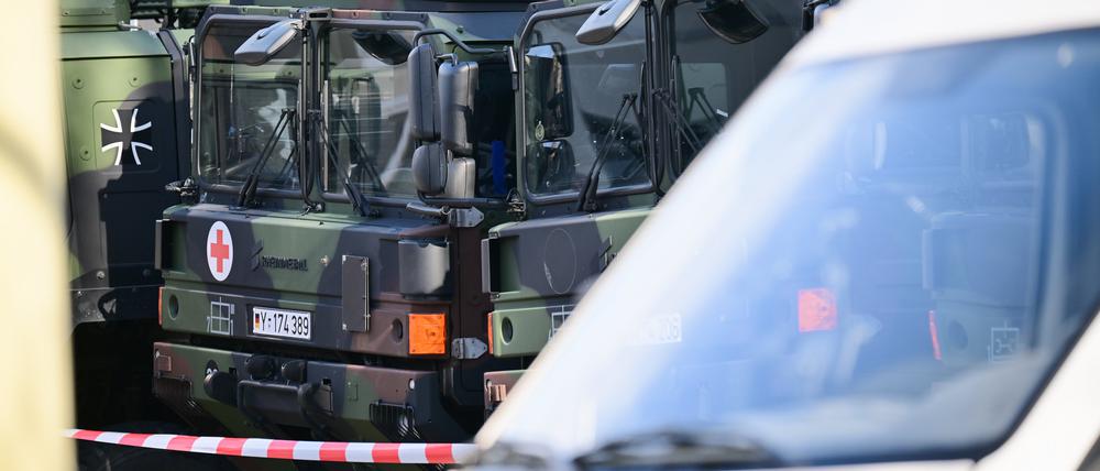 Bundeswehrfahrzeuge, von denen einige bei einem Brand in der Nacht beschädigt wurden, sind mit Absperrband markiert. Die Polizei geht von einer politisch motivierten Brandstiftung aus.