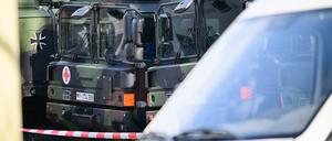 Bundeswehrfahrzeuge, von denen einige bei einem Brand in der Nacht beschädigt wurden, sind mit Absperrband markiert. Die Polizei geht von einer politisch motivierten Brandstiftung aus.