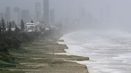 Die hohen Wellen zerstörten bei Touristen beliebte Strände an der Gold Coast.