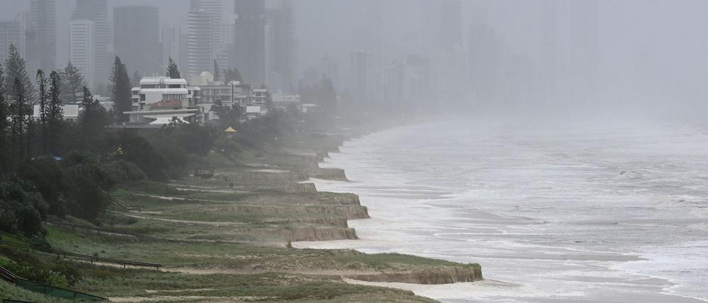 Die hohen Wellen zerstörten bei Touristen beliebte Strände an der Gold Coast.