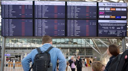Flugausfälle sind auf Anzeigetafeln im Flughafen Hamburg angeschlagen. 