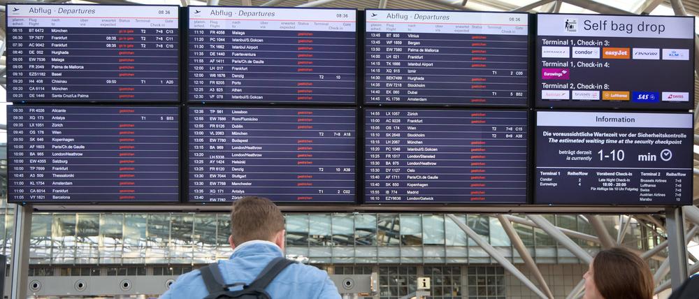 Flugausfälle sind auf Anzeigetafeln im Flughafen Hamburg angeschlagen. 
