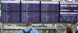 Flugausfälle sind auf Anzeigetafeln im Flughafen Hamburg angeschlagen. 