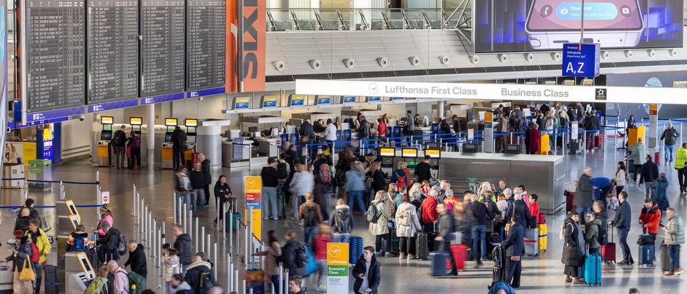 Mehr als 500.000 Flugpassagiere können ihre Reisen am Montag nicht wie geplant antreten.