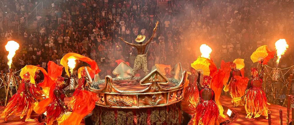 Rios Sambaschulen lassen es für eine letzte Karnevalsnacht noch einmal krachen.