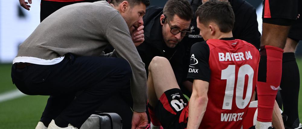 Bayer Leverkusens Mittelfeldstar Florian Wirtz hat sich im Bundesligaspiel gegen Werder Bremen verletzt.