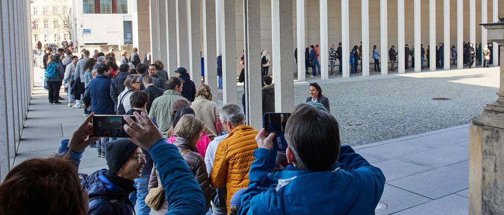 Eine Warteschlange bildete sich vor dem Eingang des Pergamonmuseums.