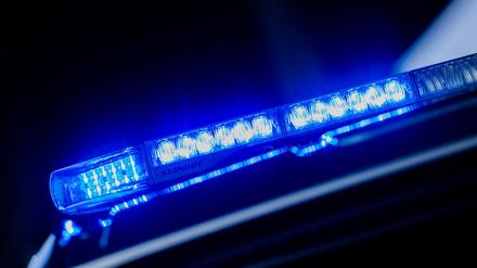 Ein Blaulicht auf dem Dach eines Polizeiautos. (Symbolbild)
