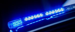 Ein Blaulicht auf dem Dach eines Polizeiautos. (Symbolbild)