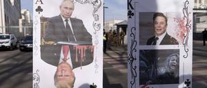 PLakate mit den Konterfeis von Putin, Trump und Musk bei Protesten vor der amerikanischen Botschaft in Kiew.