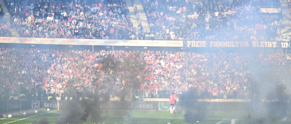 Spielunterbrechung beim Derby Hannover gegen Braunschweig.